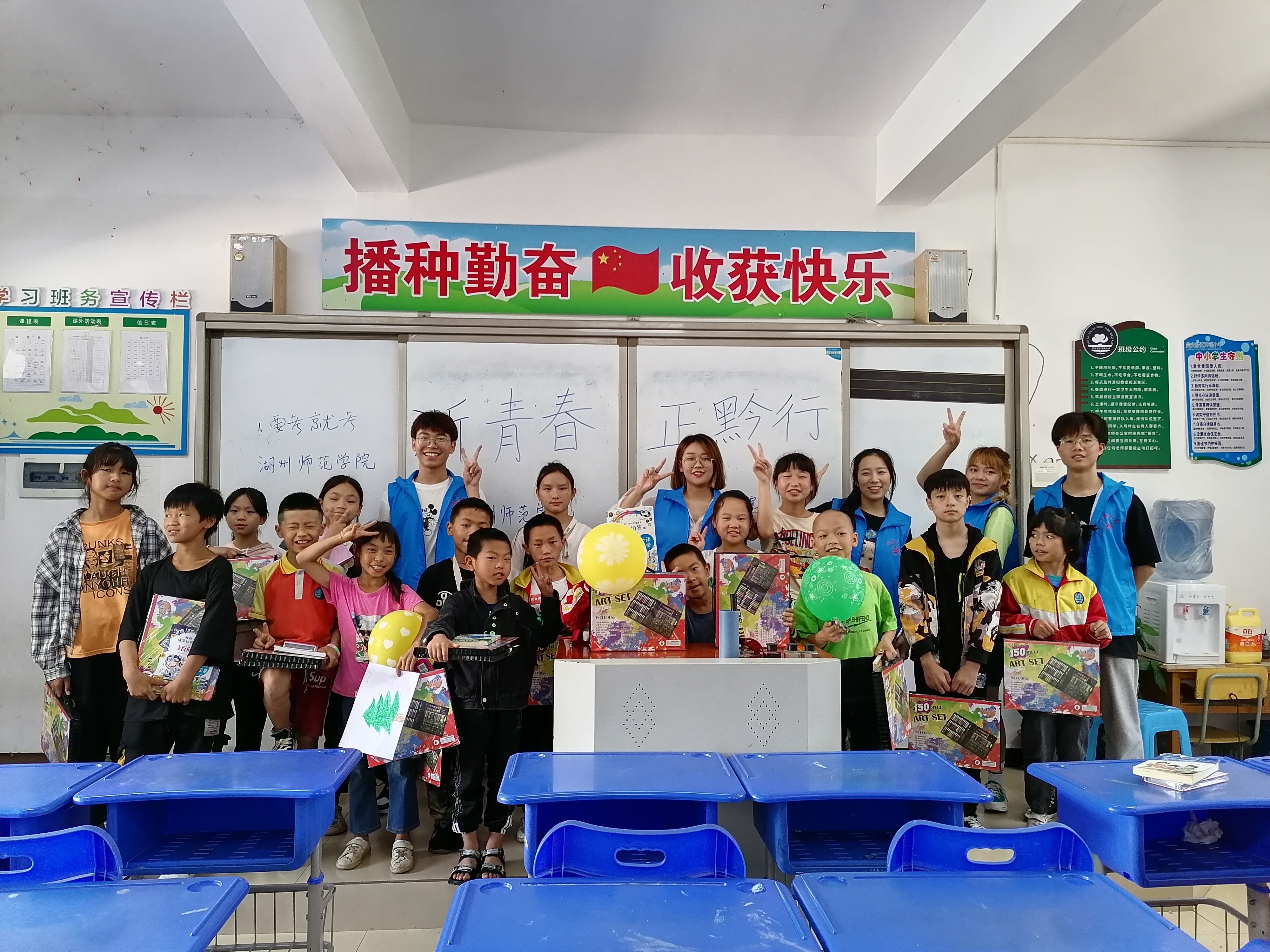志愿者与孩子们的合影.jpg